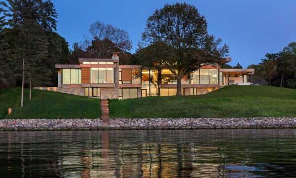 Shoreline Residence by Peterssen / Keller Architecture