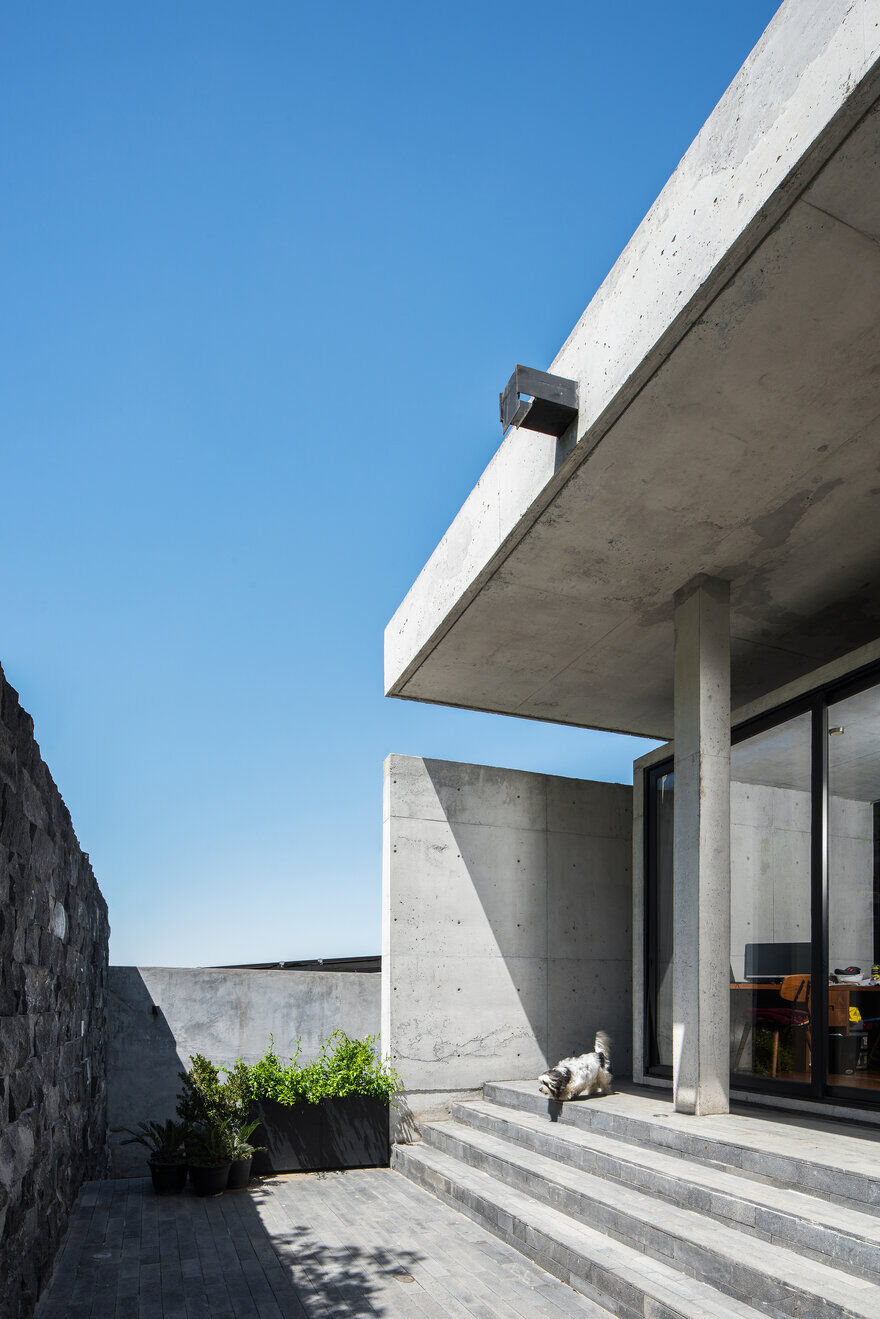 Imposing Concrete House Showcasing a Volumetric Structure in Mexico 3