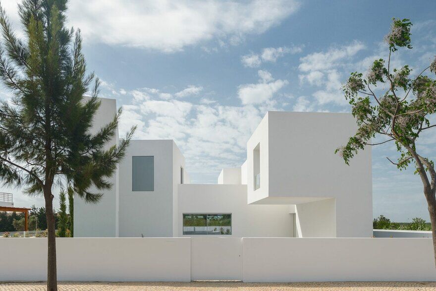 Single House Between Two White Walls / Corpo Atelier