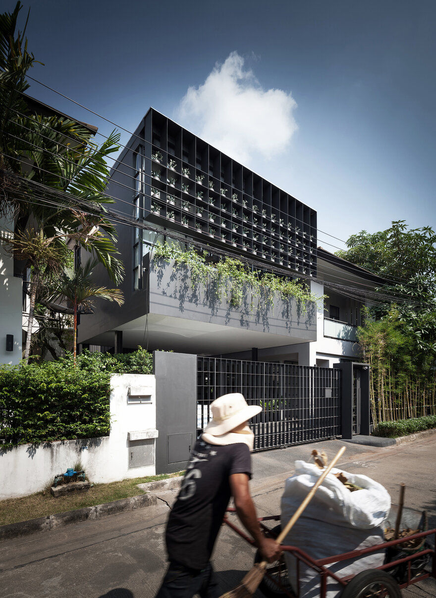 Flower Cage House in Bangkok / Anonym Studio