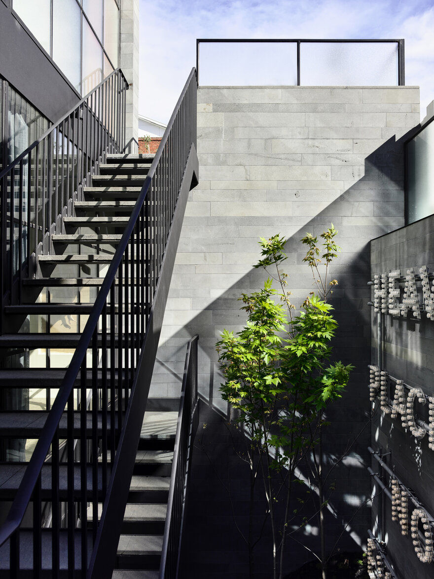 exterior stairs / B.E Architecture