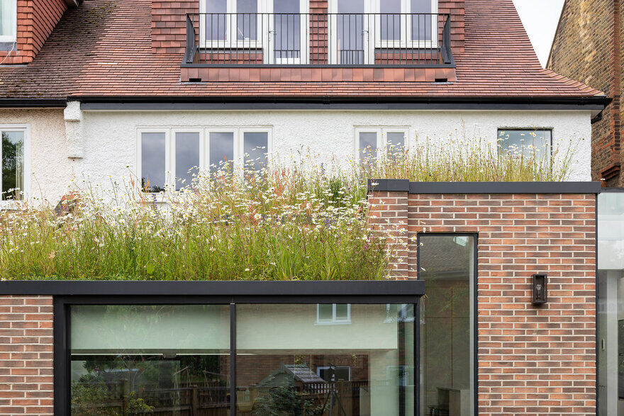 Wildflower roof, London Courtyard House Fully Refurbished by Fraher and Findlay