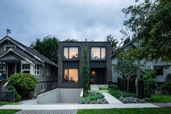 House With Two Bay Windows / D’Arcy Jones Architecture