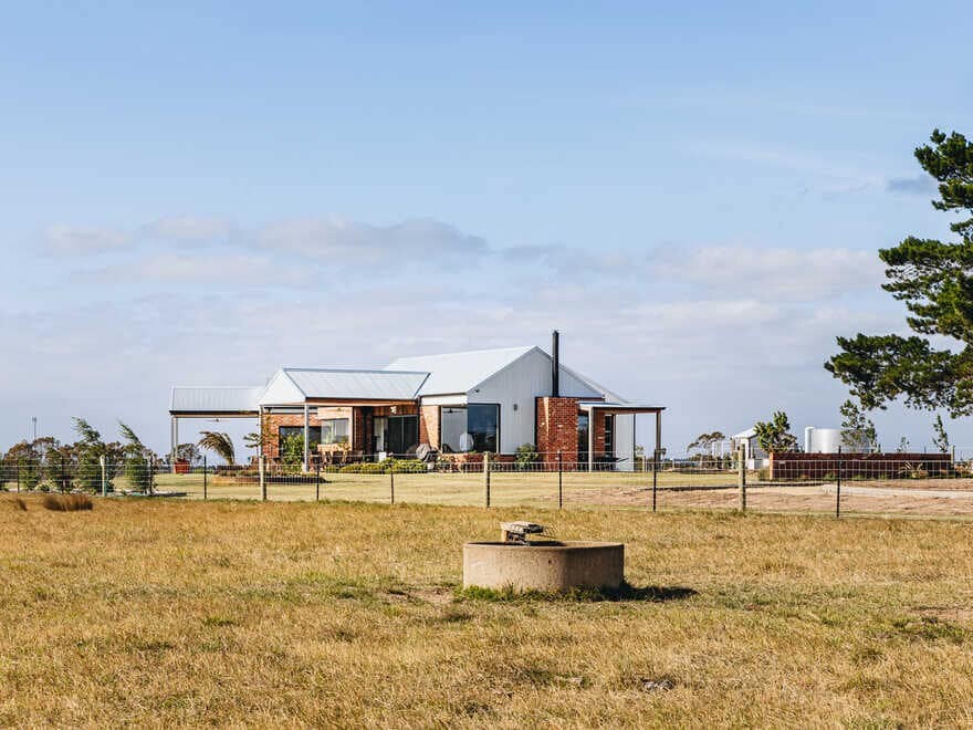 Ramsar Fields House / John McAuley Architecture