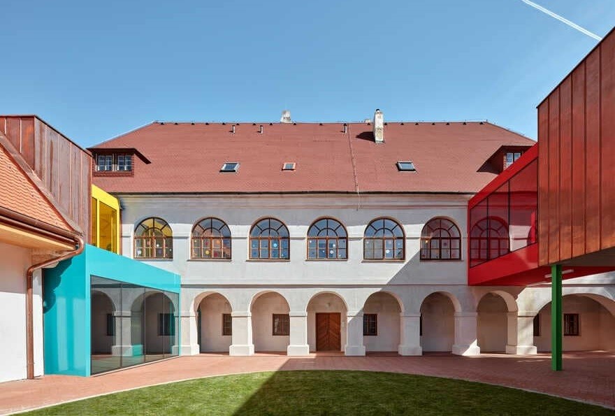 Reconstruction of Baroque Rectory / Elementary School Vřesovice