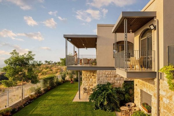 Two-Level Residence with a Touch of Arabian Style