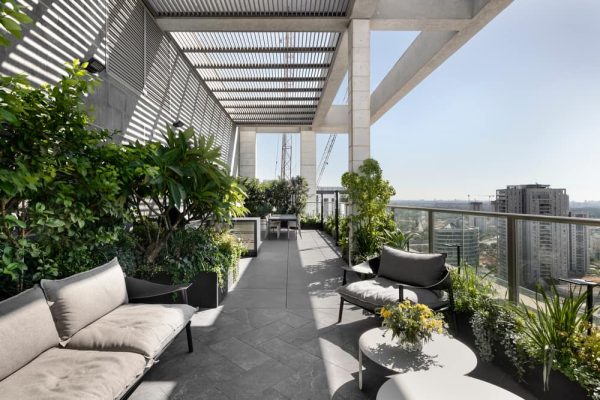 Penthouse Apartment by Nitzan Horowitz – A Villa on Cloud Nine