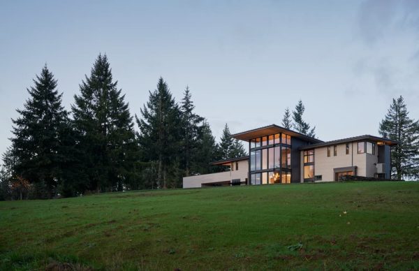 Eola Hills House – a Family-Focused Home in Oregon with Views that Never End