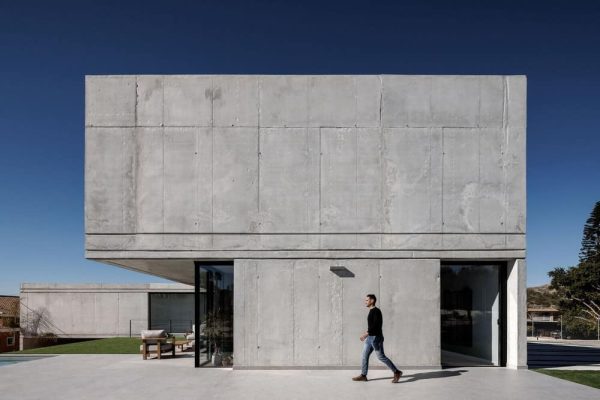 Concrete House Behind a Wall / La Mirateca