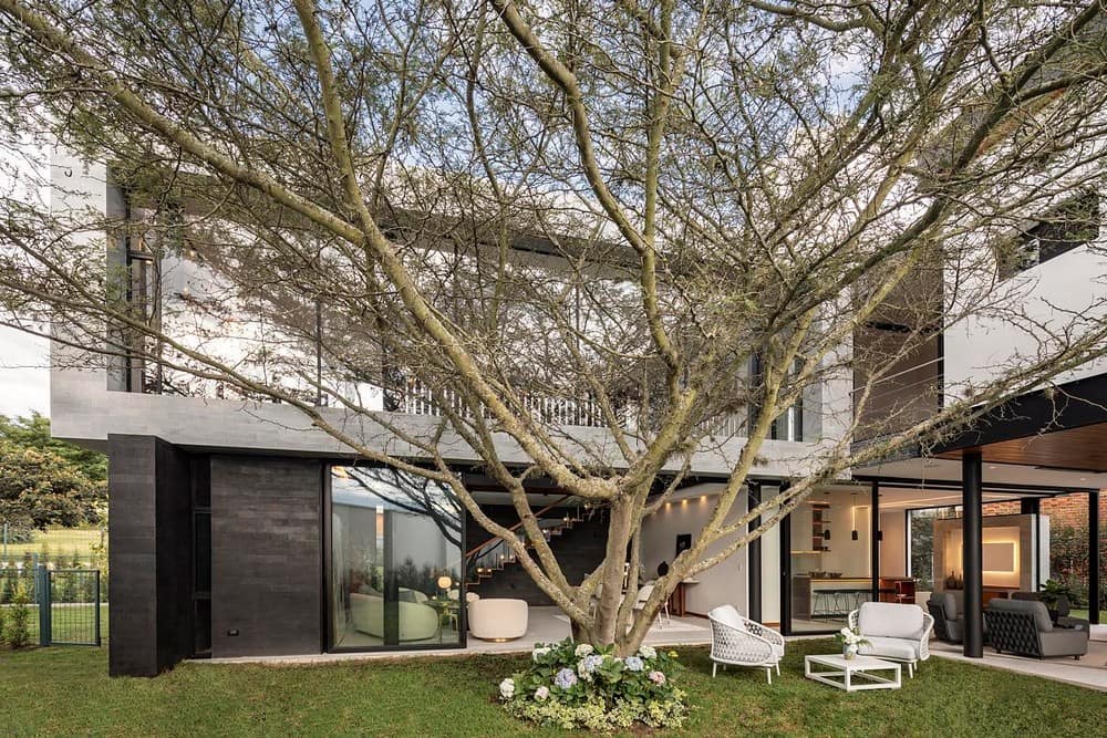 House Between Trees / A1 Arquitectura Avanzada