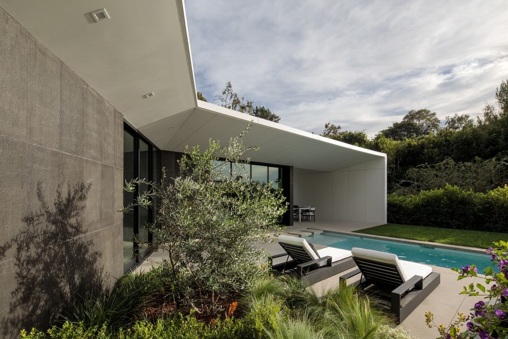 Zyme Studios Designs 2ray, a Dynamic and Minimalist House in Los Angeles, California