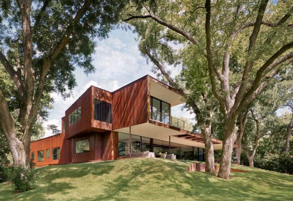 River Hills Residence: A Serene Lakeside Retreat in Austin
