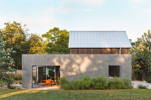 Side Angle Side Designs a Backyard Home for Family of Four in Austin