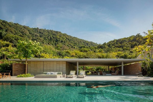 Patios House: The Art of Merging Modern Living with Nature