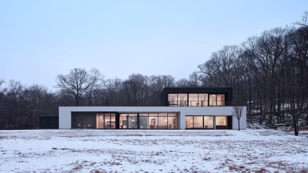 Log Tavern Pond House / Specht Novak