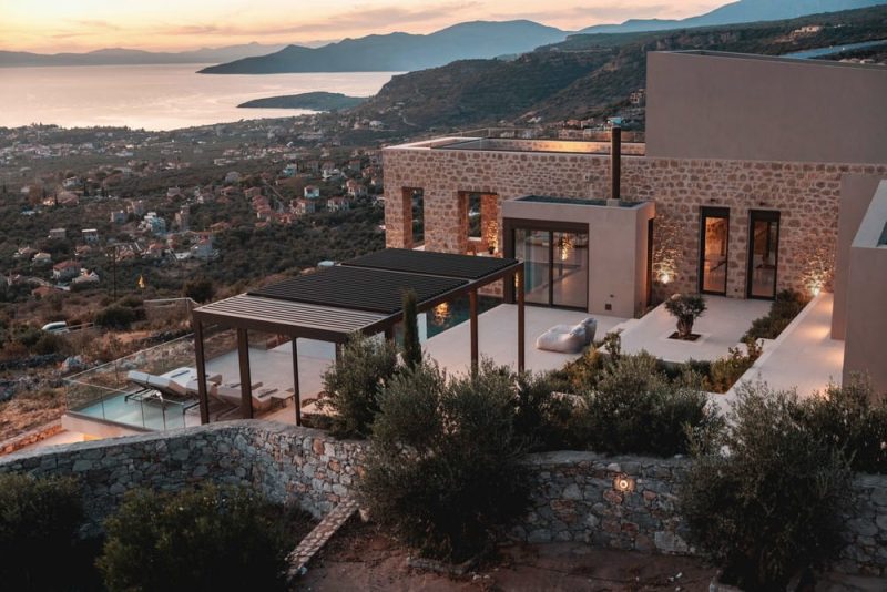 Fallen Tower House / Kipseli Architects
