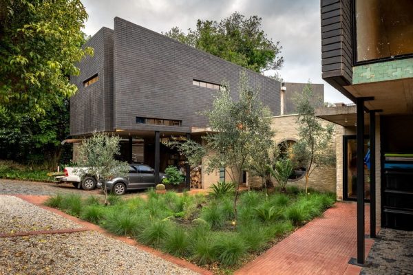 Kalm Residence / Two Five Five Architects