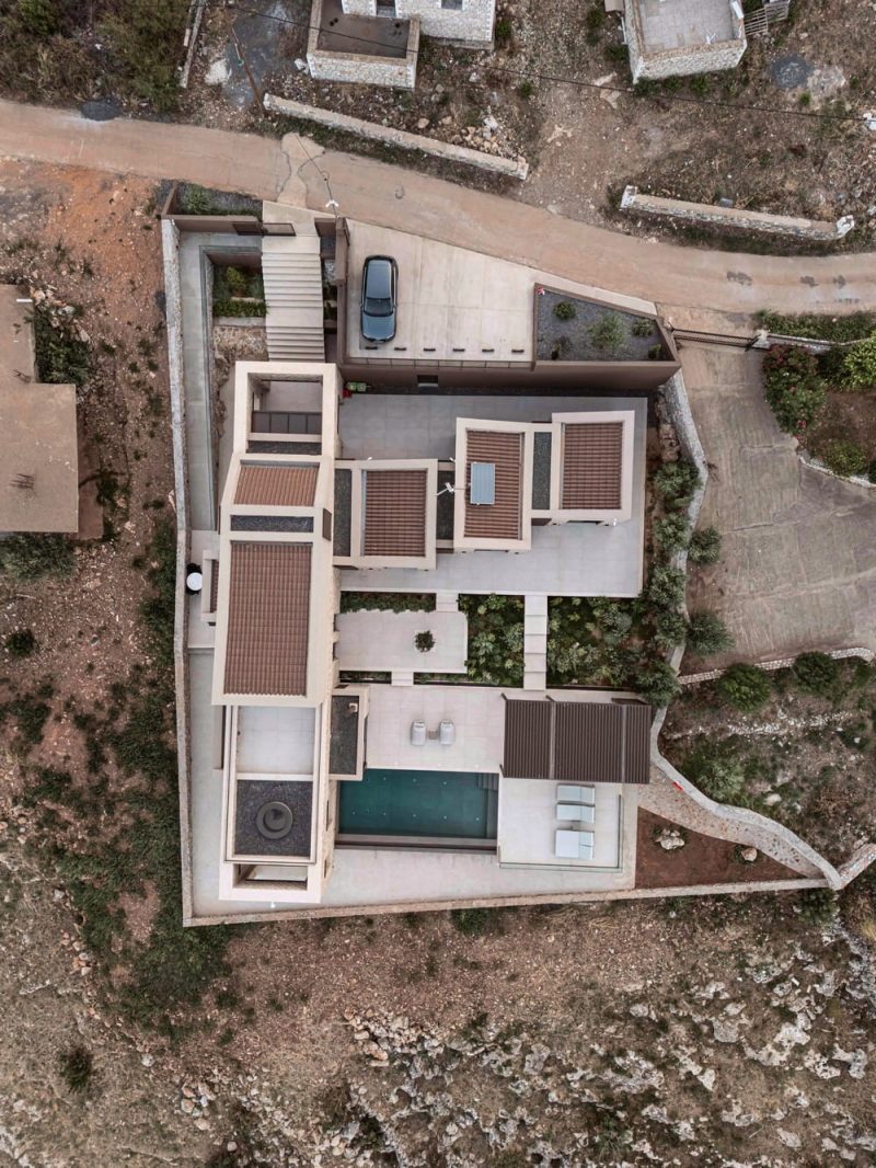 Fallen Tower House / Kipseli Architects