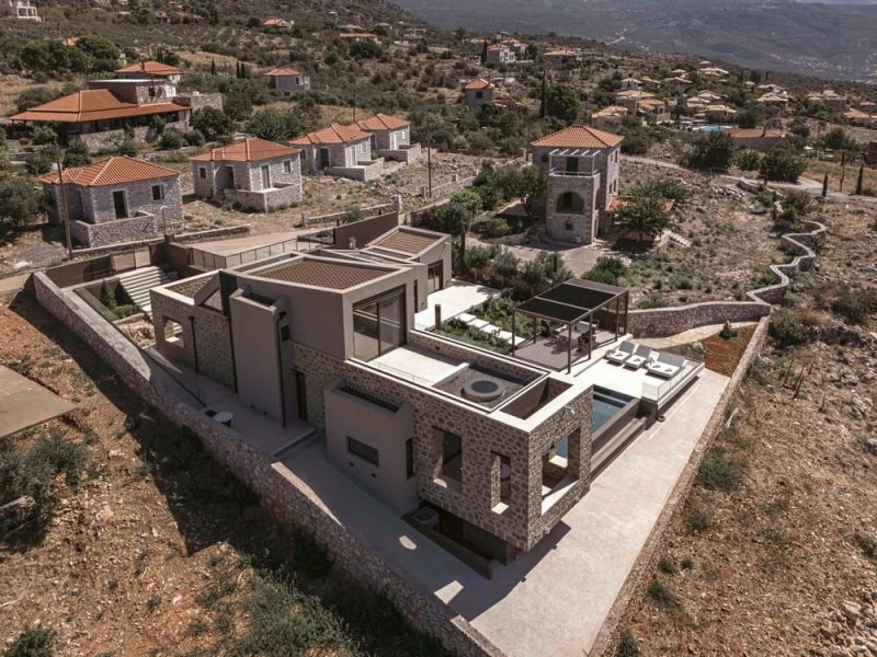 Fallen Tower House / Kipseli Architects