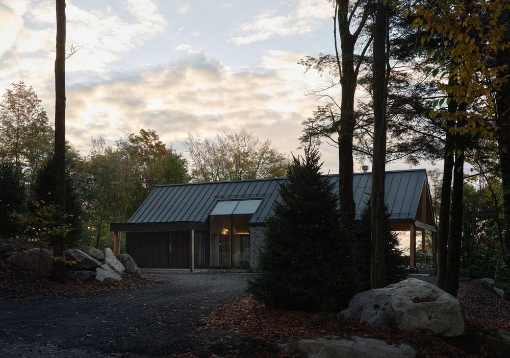 Mountainside Residence in Bromont / Muuk Architecture